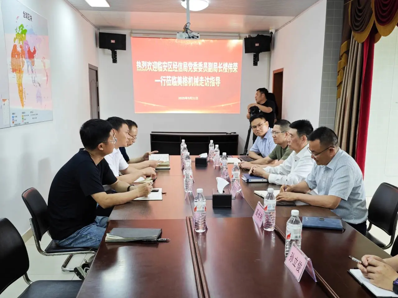Lin'an District Bureau of Economy and Information Technology conducted a survey on Meige Machinery to jointly promote the digital upgrading of the decorative paper industry chain and the construction of the lighthouse factory